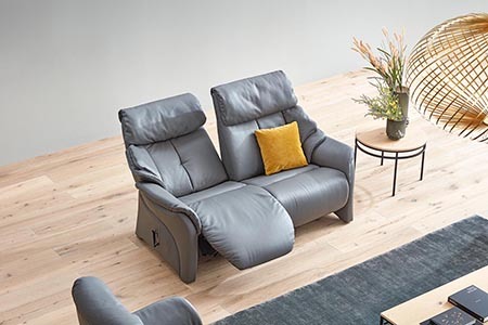 Faites l'expérience d'un nouveau confort d'assise avec le double-coussinage du canapé CUMULY 4217